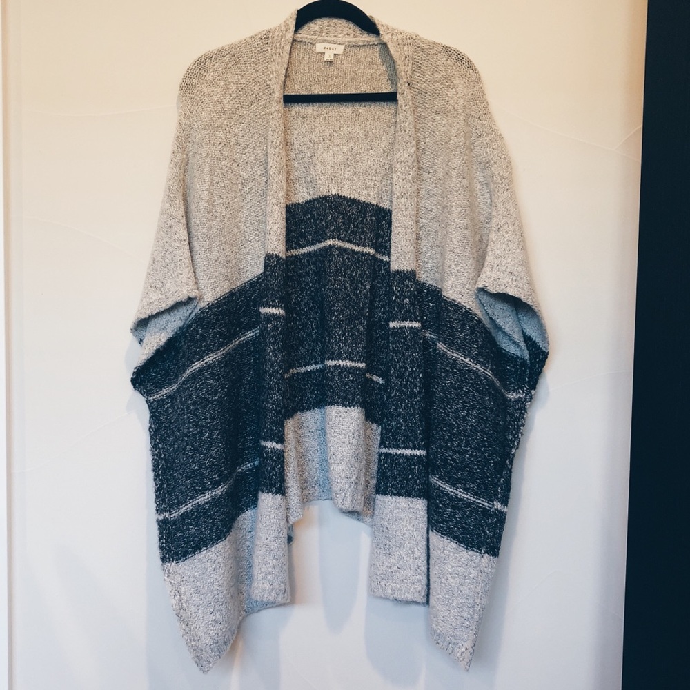 Short sleeved open poncho